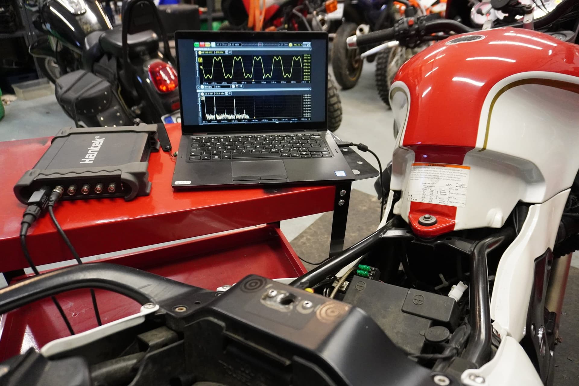 Oscyloskop podłączony do instalacji motocykla podczas diagnostyki