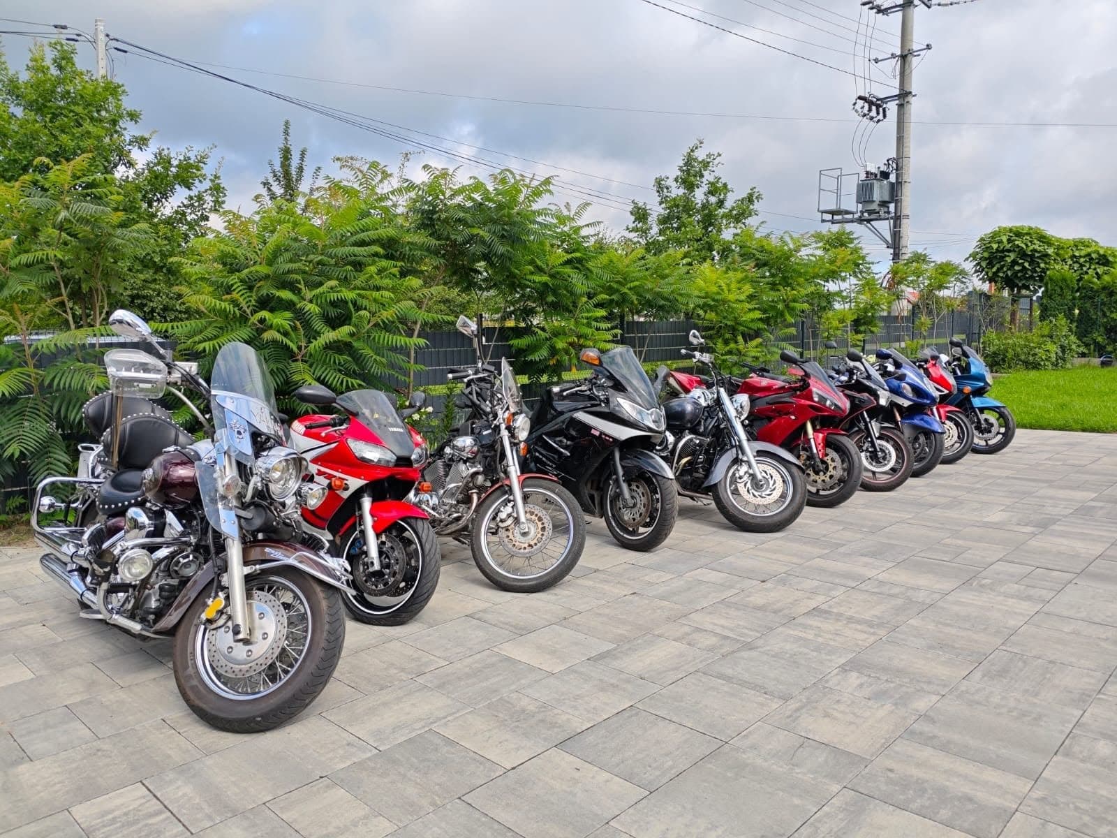Motocykle klientów zaparkowane przed warsztatem