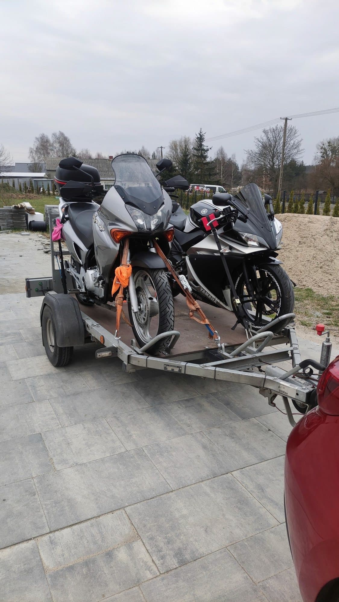 Motocykl przypięty na przyczepie transportowej