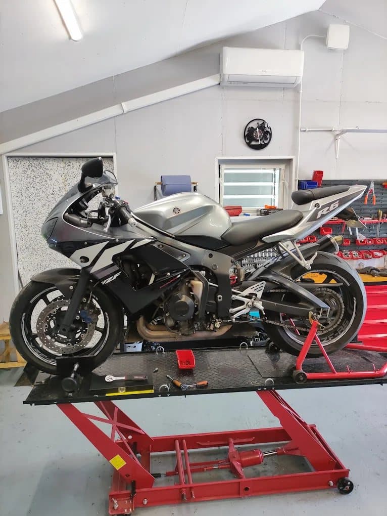 Yamaha R6 na podnośniku podczas przeglądu sezonowego