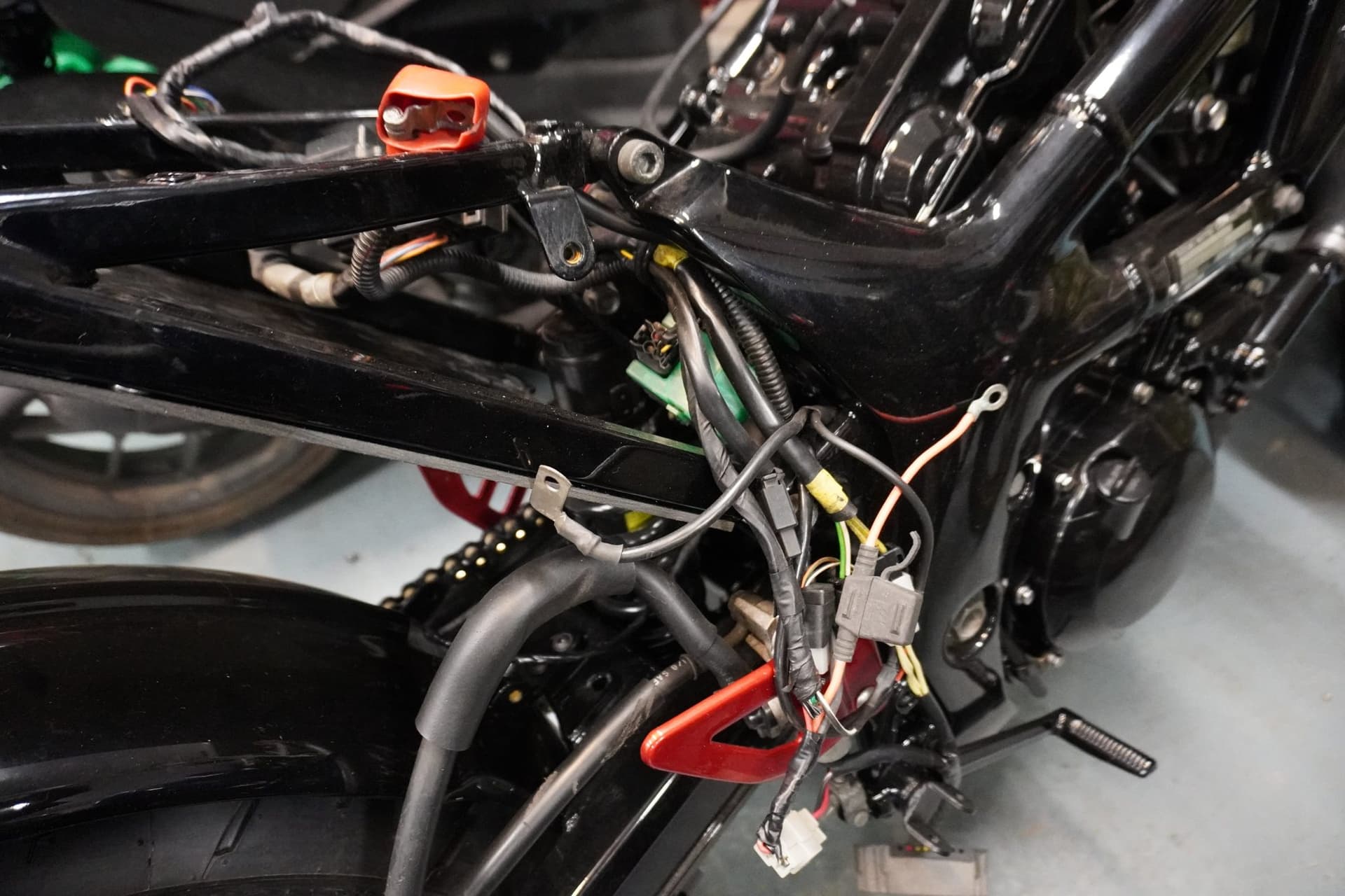 Instalacja elektryczna motocykla podczas naprawy